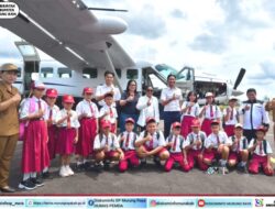 PELAJAR ANTUSIAS SAMBUT BUPATI DAN KETUA TP.PKK KAB.MURUNG RAYA.