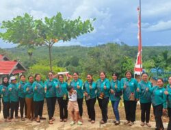 KETUA TP. PKK KECAMATAN SERIBU RIAM BAGI TAKJIL UNTUK MASYARAKAT YANG MENJALANKAN IBADAH PUASA