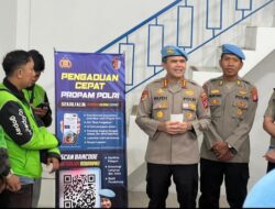 *Tebar Berkah Ramadhan, Bidpropam Polda Kalteng Bagikan Takjil Sekaligus Sosialisasikan Barcode Pengaduan Cepat Propam Polri*