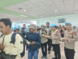 Bidpropam Polda Kalteng Masifkan Sosialisasi Yanduan Propam untuk Transparansi Pelayanan  Palangka Raya – Bidang Profesi dan Pengamanan (Bidpropam) Polda Kalimantan Tengah melaksanakan sosialisasi intensif Pelayanan Pengaduan (Yanduan) Propam di wilayah Kota Palangka Raya, Senin (16/03/2026).  Kegiatan ini bertujuan mengedukasi masyarakat mengenai tata cara melaporkan dugaan pelanggaran anggota Polri melalui kanal digital, seperti Aplikasi Propam Presisi dan Barcode Pengaduan Cepat. Sosialisasi dilakukan secara humanis dengan membagikan brosur panduan kepada masyarakat yang beraktivitas di ruang publik.  Kapolda Kalteng Irjen Pol Iwan Kurniawan, S.I.K., M. Si., melalui Kabidpropam Kombes Pol Rudi Asriman, S.I.K., M. Si., menyampaikan bahwa akses pengaduan ini dibuat agar masyarakat lebih mudah menyampaikan laporan secara cepat dan transparan.  “Kami ingin memastikan bahwa setiap pengaduan masyarakat diproses dengan serius. Dengan sistem barcode dan aplikasi ini, masyarakat tidak perlu ragu melapor karena identitas pelapor dijamin kerahasiaannya,” ujarnya.  “Diharapkan melalui sosialisasi ini, pengawasan terhadap kinerja anggota Polri dapat berjalan lebih maksimal. Peran aktif masyarakat sangat diperlukan guna mewujudkan personel Polda Kalteng yang semakin disiplin, profesional, dan berintegritas dalam melayani publik,” demikian Rudi.