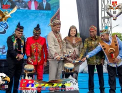 Dukung Kelestarian Budaya Daerah, Kapolda Kalteng Hadiri Karnaval Festival Budaya Isen Mulang  Palangka Raya – Kapolda Kalimantan Tengah, Irjen Pol Iwan Kurniawan, menghadiri langsung pembukaan Karnaval Festival Budaya Isen Mulang (FBIM) tahun 2026 yang digelar di Bundaran Besar Kota Palangka Raya, Minggu (17/5/26) pagi.  Kegiatan yang berlangsung meriah dan diikuti peserta dari seluruh Kabupaten/Kota di Prov. Kalteng tersebut, ditandai dengan pelepasan karnaval oleh Gubernur Kalteng H. Agustiar Sabran didampingi sejumlah forkopimda Kalteng lainnya.   Kapolda Kalteng melalui Kabidhumas Kombes Pol Budi Rachmat, menyampaikan bahwa kehadiran pihaknya merupakan wujud dukungan Polri terhadap kelestarian nilai-nilai budaya daerah.  “Kapolda menyambut baik dan memberikan apresiasi yang setinggi-tingginya atas diselenggarakannya Festival Budaya Isen Mulang tahun 2026 ini,” ungkap Kabidhumas.  Kombes Budi juga menyebut bahwa festival seni budaya yang ditampilkan ini merupakan bagian dari Peringatan Hari Jadi Ke-69 Provinsi Kalteng.  “Selamat hari jadi Provinsi Kalteng, semoga momentum ini dapat mengangkat, melestarikan adat budaya kita dalam bingkai Negara Kesatuan Republik Indonesia untuk menuju Kalteng Berkah, Kalteng Maju, Kalteng Sejahtera,” tutupnya. (adji)