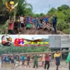 Semangat Gotong Royong Perbaiki Jembatan