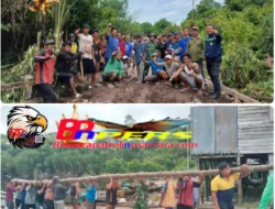 Semangat Gotong Royong Perbaiki Jembatan