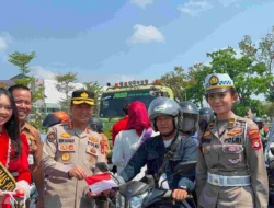 Sambut HUT ke-81 RI, Polda Kalteng Bagikan Bendera Merah Putih ke Pengendara