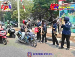 Polda Kalteng Bagikan 500 Masker kepada Pengendara