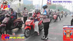 Peringati HUT ke-78 Polwan RI, Polwan Polda Kalteng Bagikan Masker kepada Masyarakat