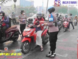 Peringati HUT ke-78 Polwan RI, Polwan Polda Kalteng Bagikan Masker kepada Masyarakat